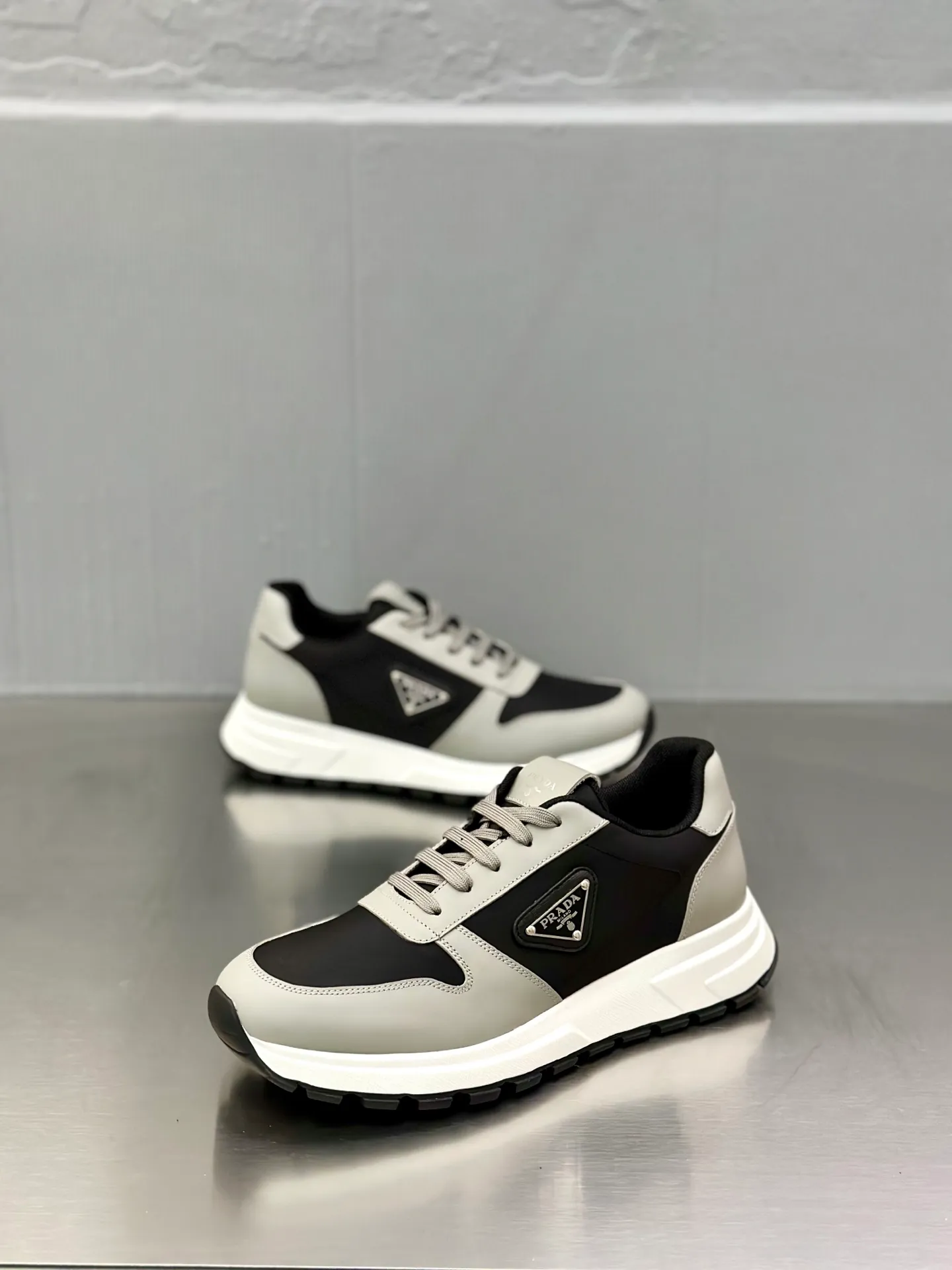 💰740 Prada/Prada men's new mesh stitching sneakers. This sneaker presents a modern version, reinterpreting the brand's archive style with clean lines and smooth details. The shoes are made of calf leather and technical fabric, with a triangular metal logo on the outside, bright TPU decoration on the heel, and a longer and padded inner heel design for a more comfortable fit. The tongue is decorated with a silk-screen logo, and is paired with a hollow rubber sole on the heel. The full cowhide lining comes standard with logo cowhide foot pads, making the upper foot taller, more comfortable, and versatile! Comes with full original packaging! Size: 39-40-41-42-43-44 standard leather shoe size (45 can be customized and does not support returns)
